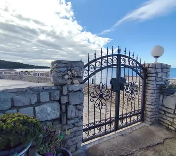 Kamena prizemnica u srcu Primoštena - cover