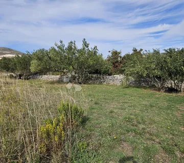 Indutrijsko zemljište i priključkom vode s pogledom na more u Planom!  Trogir - cover