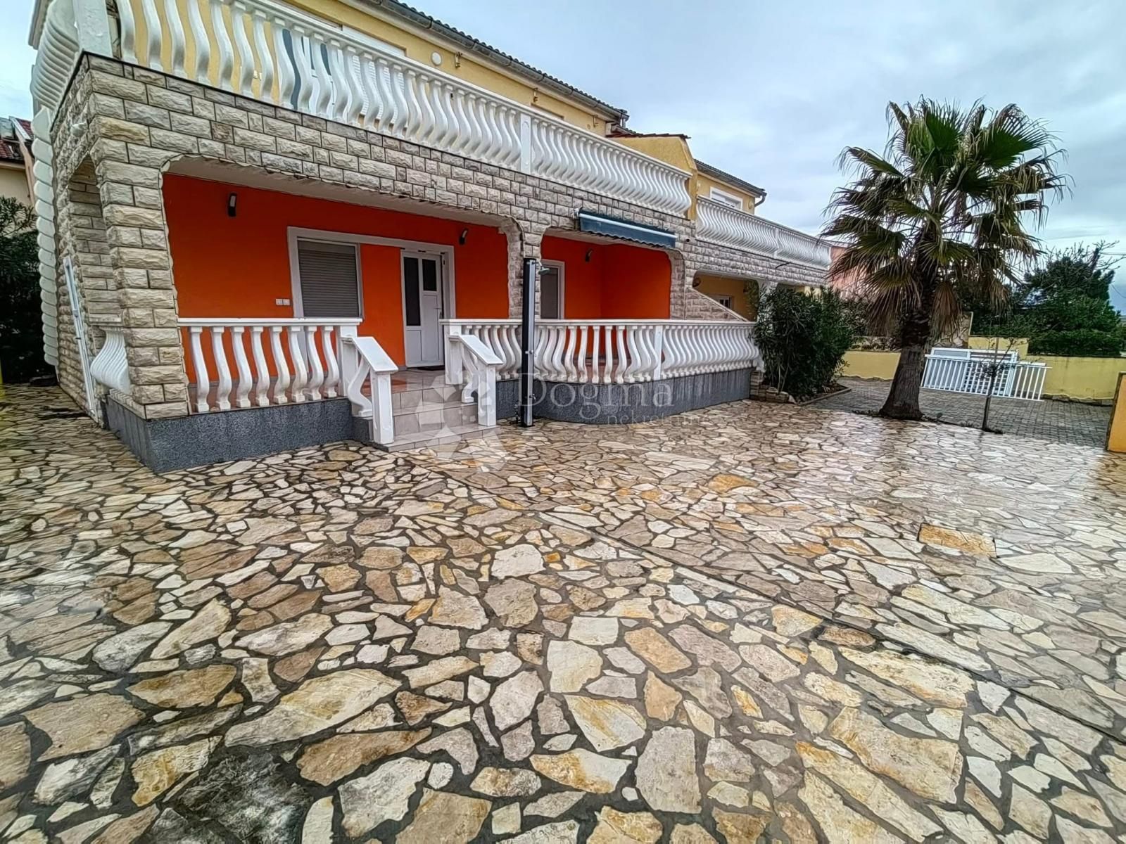 PRODAJE SE APARTMAN U PRIZEMLJU VIR-STRAŽA - cover