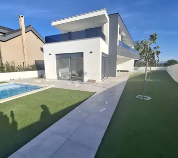 Vila sa bazenom - cover