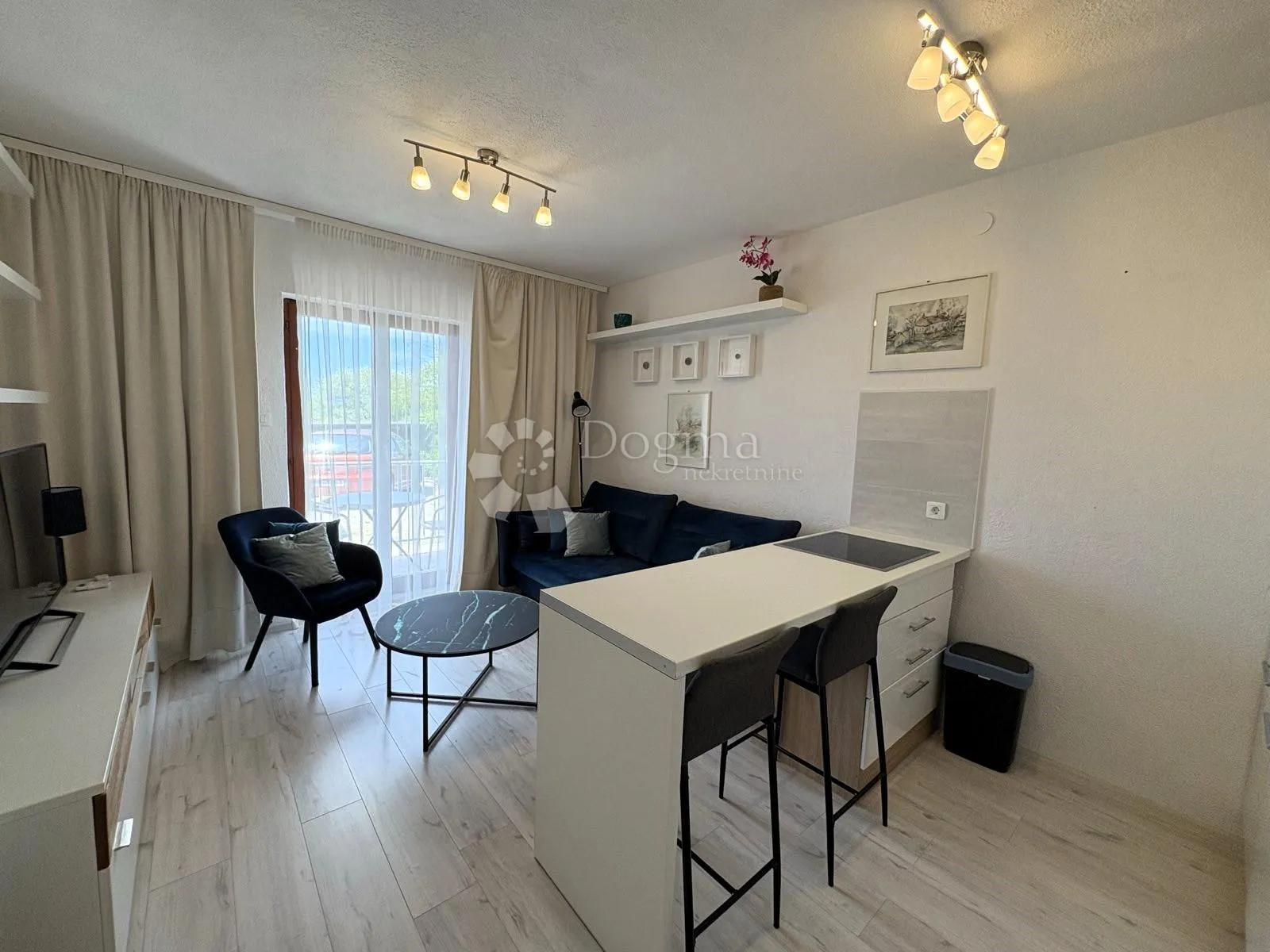 NA PRODAJU - PREDIVNO UREĐEN APARTMAN U MALINSKOJ - cover