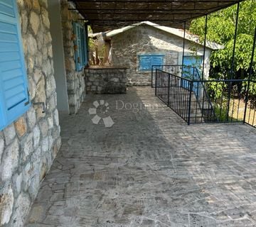 Prekrasna kuća s pogledom na more - cover
