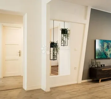 Renoviran stan na poluotoku u Zadru. - cover