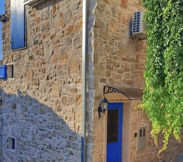 Kuća s karakterom na 5 minuta od plaže, Postira - cover