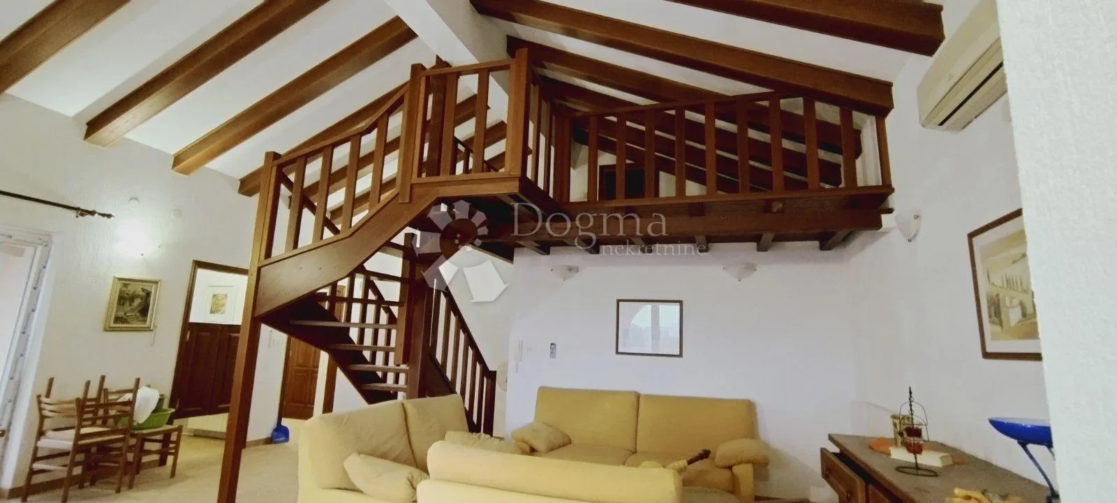 VELIKI APARTMAN - BAZEN NA KORIŠTENJE - cover