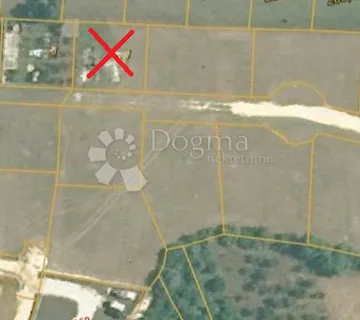 Poljoprivredno zemljiste u mirnom selu kraj Pule sa predanim zahtjevom o prenamjeni - cover