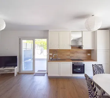 Novigrad, moderna dvojna vila s bazenom i 3 spavaće sobe - cover