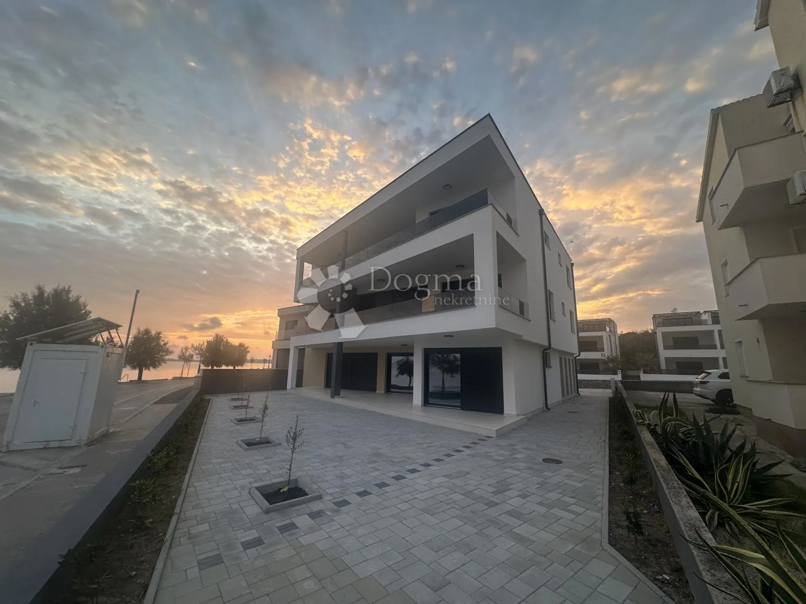 LUKSUZNI PENTHOUSE NA OBALI MORA - cover