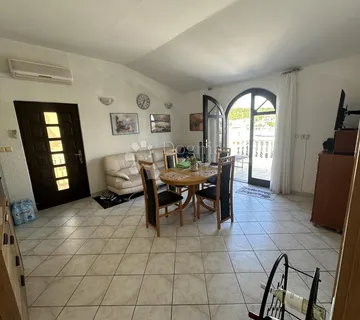 JEZERA, Stan terasom, prvi red do mora - cover