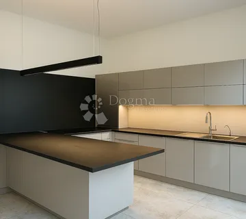 Prostrani stan u srcu Osijeka! - cover