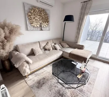 MODERNO UREĐEN STAN + 2 VPM - PRILIKA!  - cover