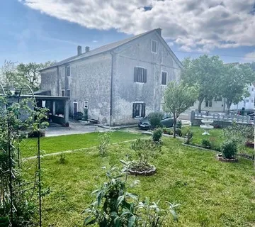 Uređena dvojna kuća sa okućnicom u Crikveničkom zaleđu - cover