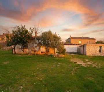 Šarmanta kuća s velikim potencijalom na parceli od 536 m²  - cover