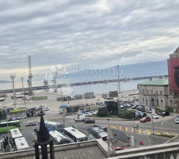Stan u strogom centru sa parkirnim mjestom i pogledom na more - cover