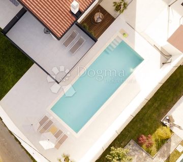 MODERNA VILLA BLIZU ROVINJA - cover