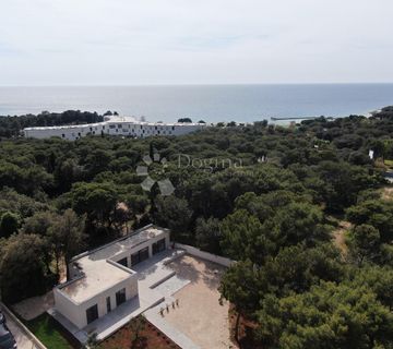  ISTRA ,ROVINJ -MODERNA VILA SA PROSTRANOM OKUĆNICOM ! - cover