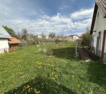 Kuća s dva pomoćna objekta i vrtom, GOSPIĆ CENTAR - cover