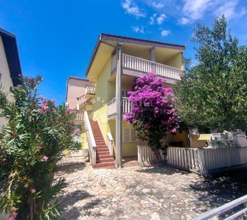 KUĆA SA TRI APARTMANA, PRIVLAKA - cover