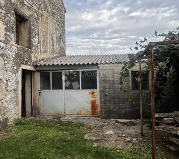 RUŠEVINA U NIZU SA POGLEDOM - cover