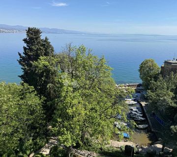 OPATIJA, CENTAR - prostran stan s terasom , prvi red do mora s pogledom  - cover