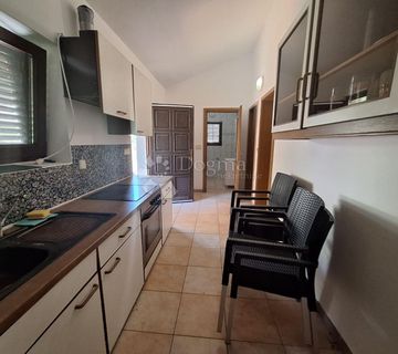 SAMOSTOJEĆA KUĆA SA 3 APARTMANA - cover