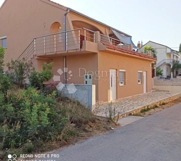 Prodaja kuće u Kruševu-80m od mora, 6 apartmana  - cover