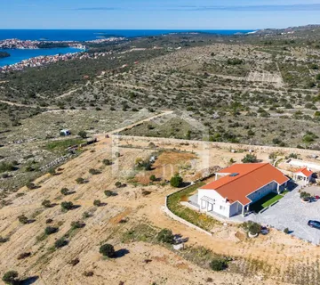 VAŠA PRIVATNA MEDITERANSKA OAZA S JEDINSTVENIM POGLEDOM - cover