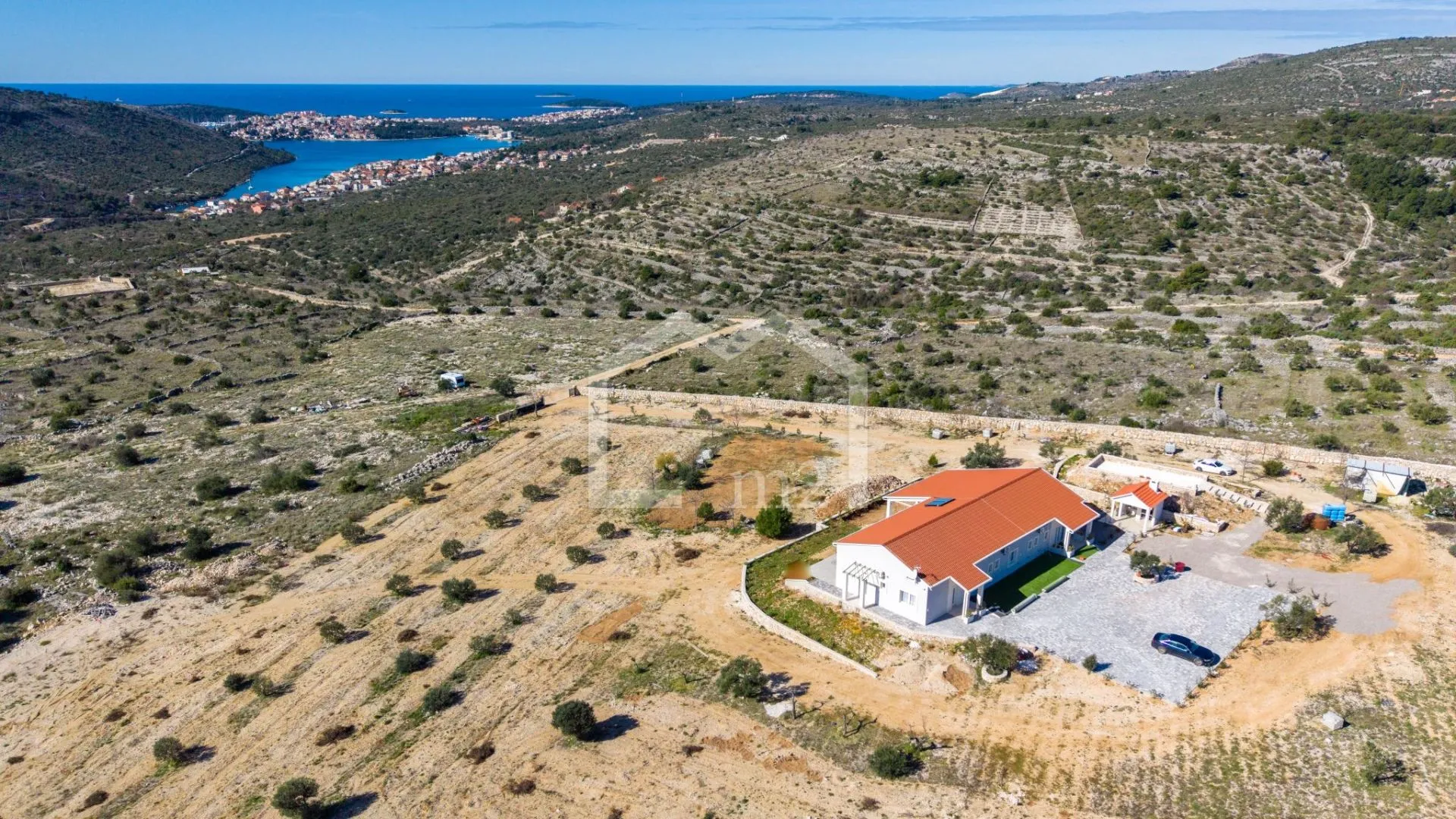 VAŠA PRIVATNA MEDITERANSKA OAZA S JEDINSTVENIM POGLEDOM - cover