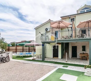 APARTMANSKA KUĆA BLIZINA MORA - S VEZOM ZA BROD - cover