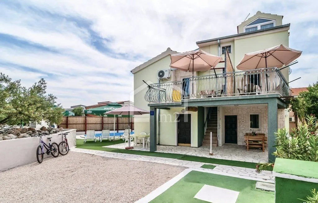 APARTMANSKA KUĆA BLIZINA MORA - S VEZOM ZA BROD - cover