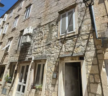 Kamena Kuća,vis-Korzo