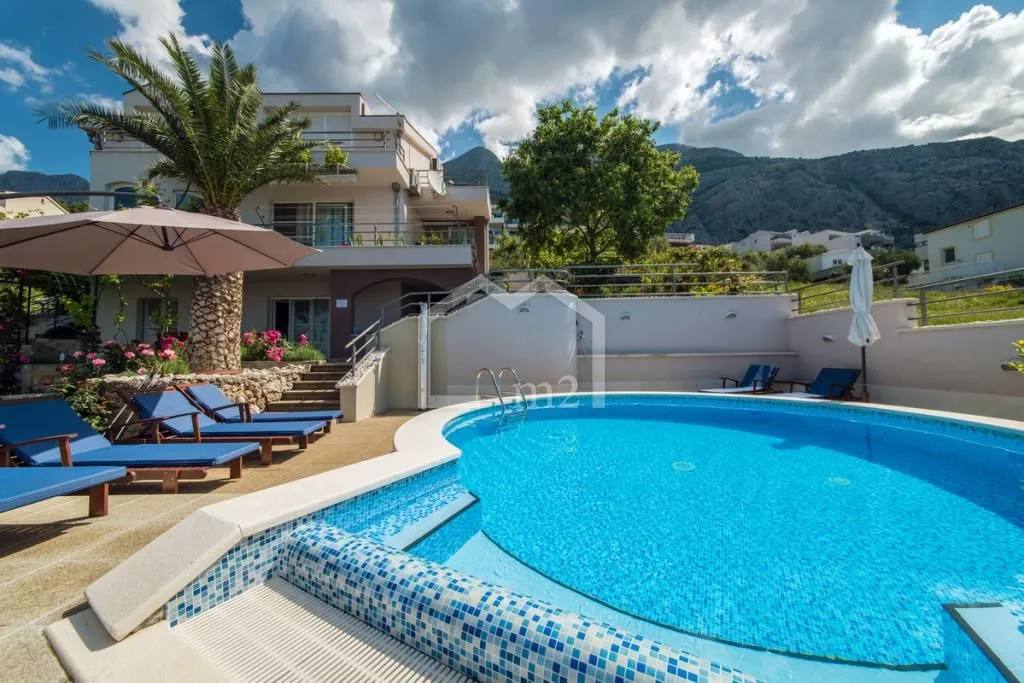 SAMOSTOJEĆA VILA,MAKARSKA - cover