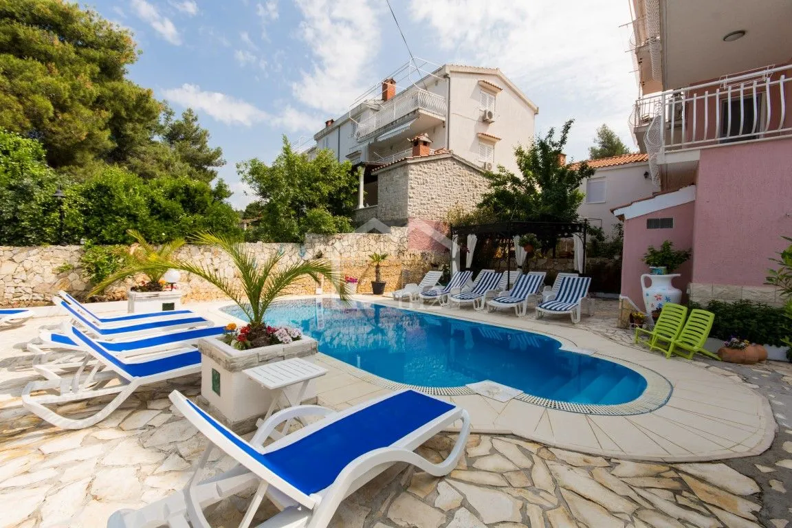 APARTMANSKA KUĆA BAZEN I BLIZINA MORA - cover