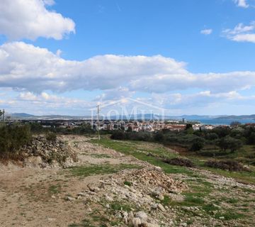 Vodice građevinsko zemljište 670m2 sa pogledom na more, rubni dio građ. zone; - cover