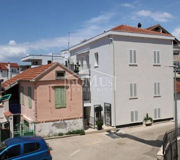 Vodice, 200m od Plave plaže, 3-sobni apartman 92,82m2, terasa s pogledom na more, parking - cover