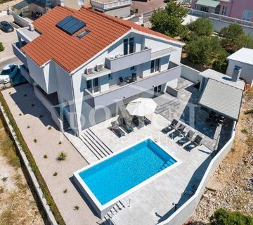 Brodarica villa sa 5 stambenih jedinica ukupne korisne površine 348,56 m2, na parceli od 734 m2, grijani bazen, 170m do plaže - cover