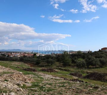 Vodice, građevinsko zemljište 670m2 sa pogledom na more, rubni dio građ. zone; - cover