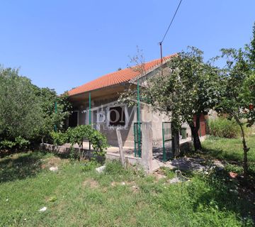 Drniš- Badanj, prizemnica 113,13m2  na parceli 713 m2;  - cover