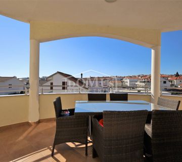 Vodice 3-sobni apartman ukupne korisne površine 81,85 m2, 1. kat, mirna lokacija, pogled na more  - cover