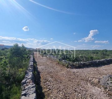 Vodice, Stablinac, građevinsko zemljište 1.037m2, mogućnost gradnje kuća s 4 stana - cover