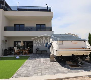 Vodice, novoizgrađena obiteljska kuća 147 m2, okućnica, krovna terasa, jacuzzi, - cover