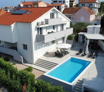 Brodarica villa sa 5 stambenih jedinica ukupne korisne površine 348,56 m2, na parceli od 734 m2, grijani bazen, 170m do plaže - cover