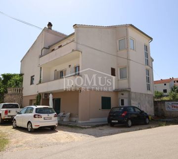 Vodice kuća 440,56m2 korisne površine, parcela 1.909 m2, mirna lokacija - cover