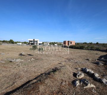 Vodice, građevinsko zermljište 840m2, mirno okruženje, 1200m od centra grada - cover