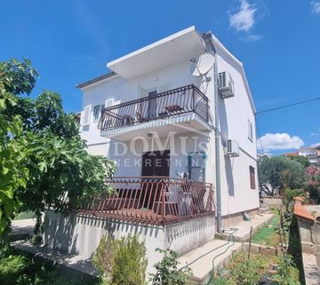 Vodice, dvosobni apartman u prizemlju, mirna lokacija  - cover