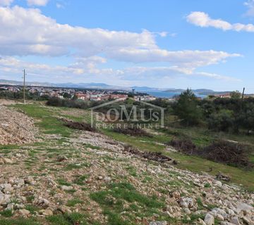 Vodice građevinsko zemljište 669m2 sa pogledom na more, rubni dio građ. zone; - cover