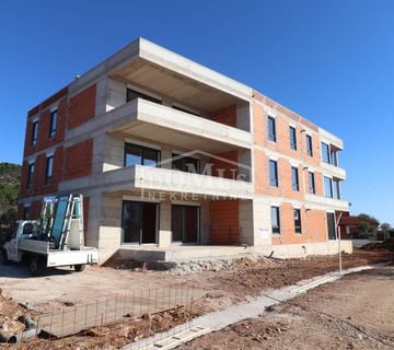 Tribunj, novogradnja , apartman 91,42m2, 2-soban, velika terasa, dvorište 40m2  - cover