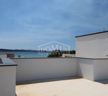 Vodice, 120m od plaže, apartman 104,36m2 s terasom, sprmištem i garažno parkirno mjesto - cover