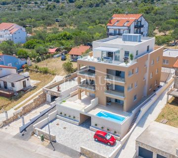 Betina, 1.red do mora, apartman 103,45m2, bazen, dvorište, garažno p. mjesto,  namješten - cover