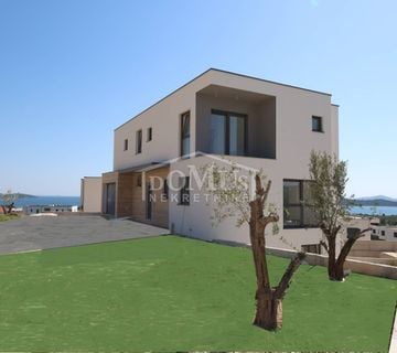 Vodice, Vila 322m2 s bazenom i garažom, pogled na more, 650m od Plave plaže - cover